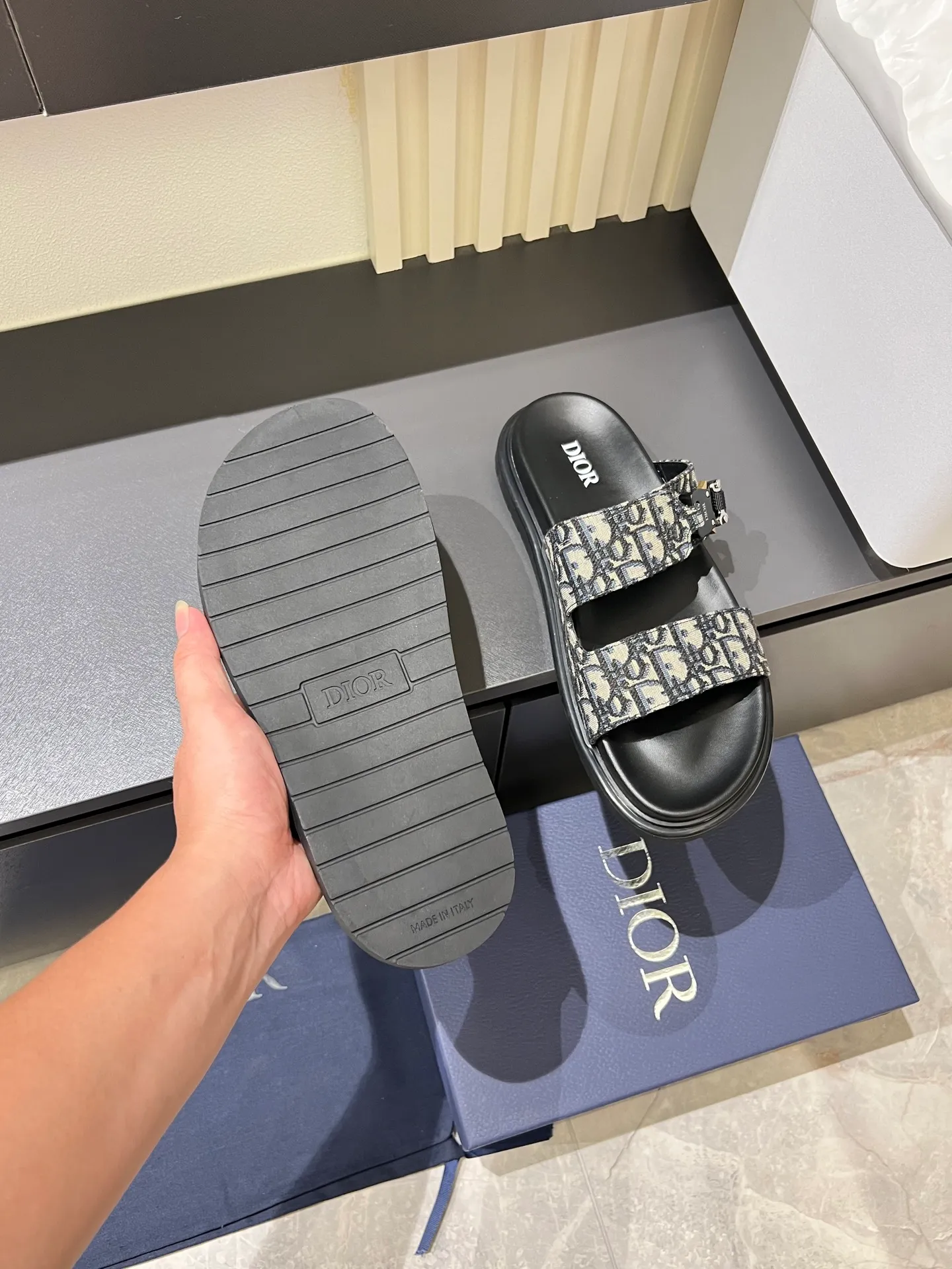 Men's Men's Shoes 💰p320 Dio* Men's Sandals Slippers. Showcasing Dior haute couture design. The Dior gray suede strap is accented with an aluminum Dior buckle for added style. Paired with a comfortable tonal notch sole, they pair easily with shorts or jeans for a sophisticated look. Main body: suede cow leather, technical fabric lining: cow leather, with adjustable straps, aluminum Dior buckle, Dior gray EVA insole, tonal notched rubber outsole splicing structure, size: 38-44 (customized at 45.46)